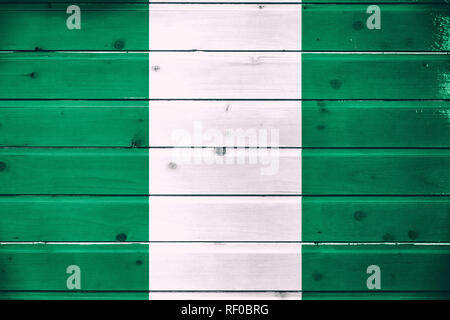 Nationalflagge von Nigeria auf einem hölzernen Hintergrund Stockfoto