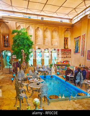 YAZD, IRAN - 18. Oktober 2017: Im Innenhof der mittelalterlichen Herrenhaus ist in einem traditionellen Restaurant mit Tischen um den Springbrunnen verwandelt, auf Octobe Stockfoto