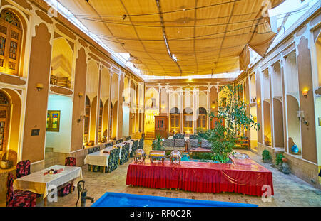 YAZD, IRAN - 18. Oktober 2017: Der Innenhof der historischen Tehraniha Haus, die heutzutage als das Restaurant Halle und Teehaus Fahadan Museum Hotels Stockfoto