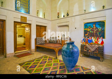 YAZD, IRAN - Oktober 18, 2017: Die Halle des Fahadan Tehraniha Haus (Museum) mit alten Möbeln, Fresken, Teppiche und dem Eingang zum windcatcher (b Stockfoto