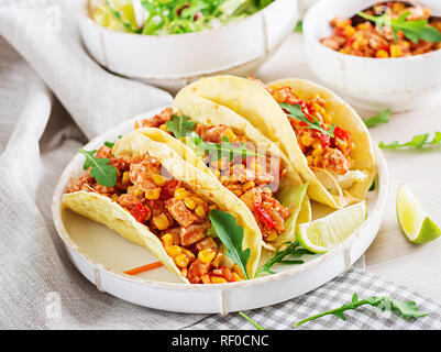 Mexikanische Tacos mit Hühnerfleisch, Mais und Tomatensauce. Lateinamerikanischen Küche. Taco, Tortilla, wickeln. Stockfoto