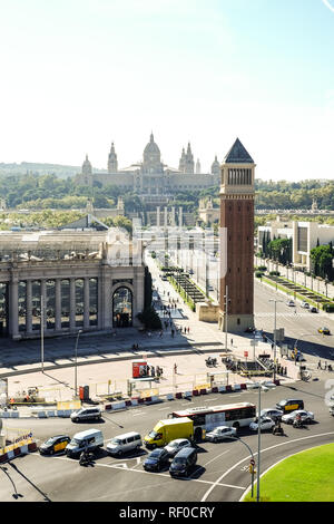 Blick von Las Arenas in Richtung Avinguda de la Reina Maria Cristina, Plaça d'Espanya, Barcelona, Spanien Stockfoto