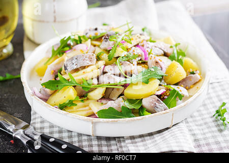 Traditionelle Salat von gesalzenem Hering Filet, frisch Äpfel, rote Zwiebel und Kartoffeln. Koschere Speisen. Skandinavische Küche. Stockfoto