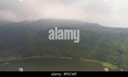 Luftaufnahme See Menjer in Nebel und Wolken. See in den Bergen mit grünen Regenwald. Tropische Landschaft mit Wald und See. Java Indonesien Stockfoto