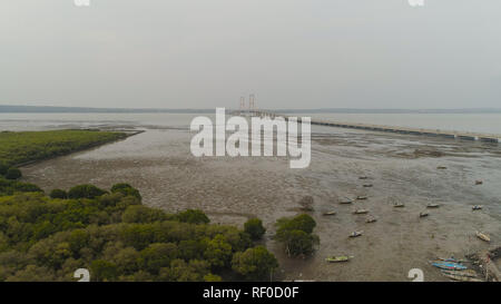 Luftaufnahme Tragkabel Brücke Suramadu über madura Meerenge zwischen den Inseln Java, Madura. surabaya Hohe Küste Brücke mit Autobahn. Java, Indonesien Stockfoto