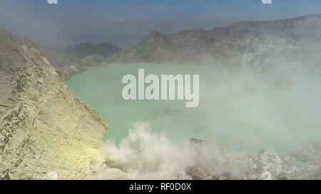 Luftaufnahme Berglandschaft mit See Kawah Ijen Krater Säure, wo Schwefel abgebaut ist. Schwefel Gas, Rauch. Ijen Vulkans komplexe Gruppe von stratovulkanen in Ost Java Indonesien Stockfoto