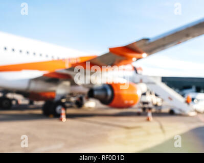 Defokussierten anzeigen moderner Flugzeuge auf dem internationalen Flughafen Rollfeld warten auf Passagiere an einem sonnigen Tag Stockfoto