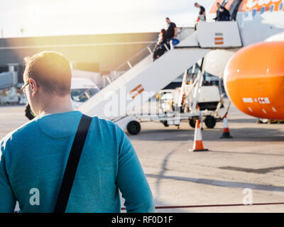 BASEL, SCHWEIZ - 11.11.2018: Männliche Passagier an der EasyJet Airbus A 320-214 OE-IJR Flugzeuge auf Asphalt mit Passagieren in absteigender Reihenfolge von vorne fahren Sie an einem hellen, sonnigen Tag auf der Suche Stockfoto