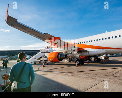 BASEL, SCHWEIZ - 11.11.2018: Männliche Passagier an der EasyJet Airbus A 320-214 OE-IJR Flugzeuge auf Asphalt mit Passagieren in absteigender Reihenfolge von vorne fahren Sie an einem hellen, sonnigen Tag auf der Suche Stockfoto