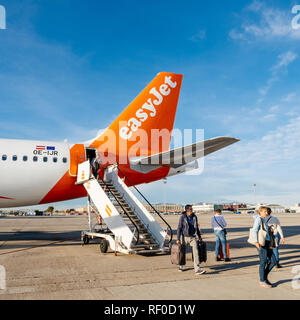 BASEL, SCHWEIZ - 11.11.2018: EasyJet Airbus A 320-214 OE-IJR Flugzeuge auf Asphalt mit Passagieren in absteigender Reihenfolge von rücklicht Treppen auf einem hellen, sonnigen Tag - quadratisches Bild Stockfoto