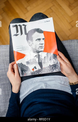 Paris, Frankreich - Jan 2, 2019: Ansicht von oben der französischen Frau M lesen Le magazine du Monde mit dem umstrittenen Brief mit Französischen presidient Emmanuel Längestrich Stockfoto