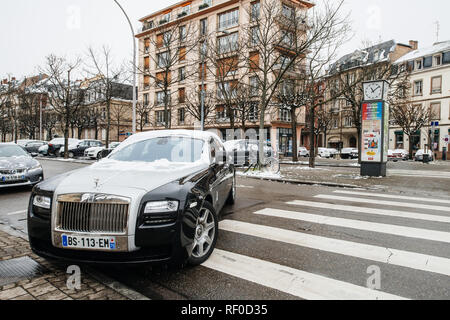 Straßburg, Frankreich - Mar 18, 2018: Breite Bild von Luxus Rolls-Royce Limousine schwarz silber Auto auf Französische Allee de la Robertsau Vorbereitung Parken an einem verschneiten Tag eingeben Stockfoto