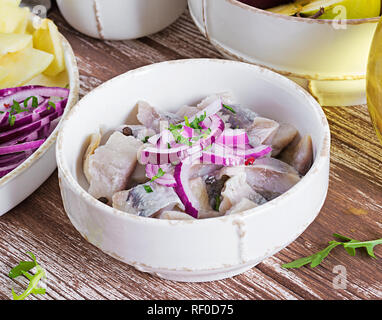 Marinierter Hering in Schüssel mit Zwiebeln. Skandinavische speisen. Stockfoto