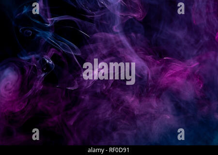 Rosa und Blaue Wolke von Rauch schwarz isoliert Hintergrund. Hintergrund aus dem Rauch von vape Stockfoto