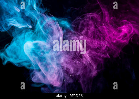 Rosa und Blaue Wolke von Rauch schwarz isoliert Hintergrund. Hintergrund aus dem Rauch von vape Stockfoto