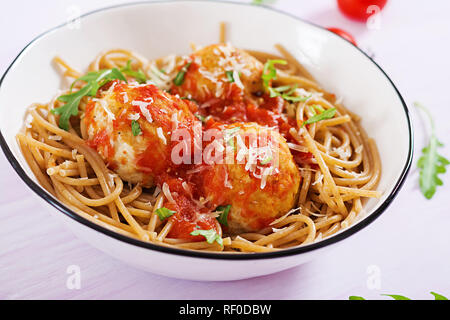 Italienischen Pasta. Spaghetti mit Fleischbällchen und Parmesan in der Schüssel an der rustikalen, mit Holz Hintergrund. Abendessen. Slow food Konzept Stockfoto
