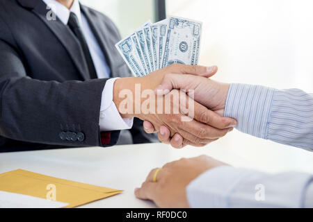 Geschäftsmann oder Politiker zu bestechen und Händeschütteln mit Geld in einem Anzug, Korruption Handel Konzept Stockfoto