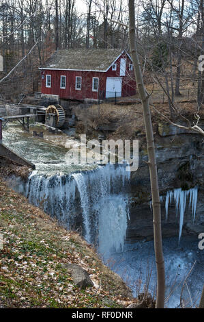 Morningstar Mühle durch Decew fällt in St. Catharines, Ontario, Kanada, im Winter. Stockfoto