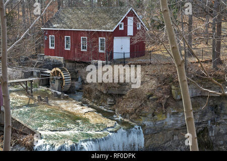 Morningstar Mühle durch Decew fällt in St. Catharines, Ontario, Kanada, im Winter. Stockfoto