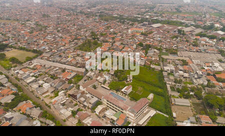 Antenne Stadtbild dicht bebaute asiatischen Stadt. moderne Stadt Surabaya mit Gebäuden und Häusern. Surabaya Hauptstadt Ost Java, Indonesien Stockfoto