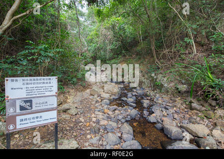 Warnzeichen Wanderer in Shing Mun Country Park im Lo Wai, Hong Kong zu informieren. Stockfoto