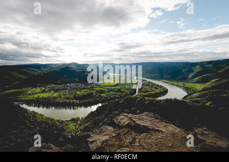 Ausblick von einem Aussichtspunkt in der Nähe von Ottobeuren mit Blick auf Dürnstein in der Wachau / Niederösterreich Stockfoto