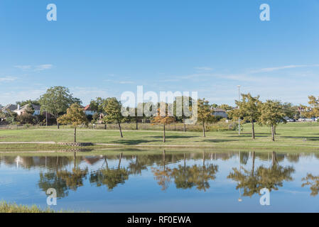 Wohnhaus mit Park und See mit Reflexion in der Nähe von Dallas Stockfoto