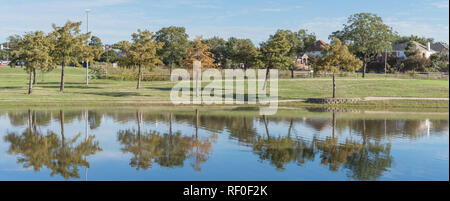 Panoramablick auf das Wohnhaus mit Park und See mit Reflexion in der Nähe von Dallas Stockfoto