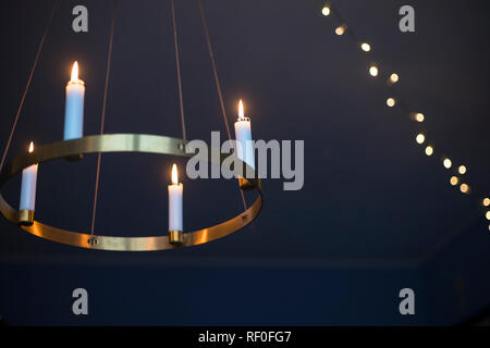 Winter, Weihnachten oder hygge Hintergrund mit Kerzen leuchten auf einem goldenen advent Kronleuchter. Stockfoto