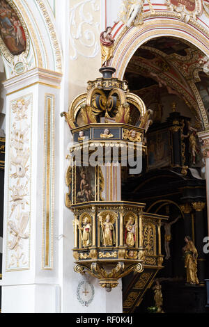 Trnava, Slowakei. 2018/4/12. Eine hoch dekorierte Ambo (Kanzel) mit Statuen von Heiligen in der Kathedrale von St. Johannes der Täufer. Stockfoto