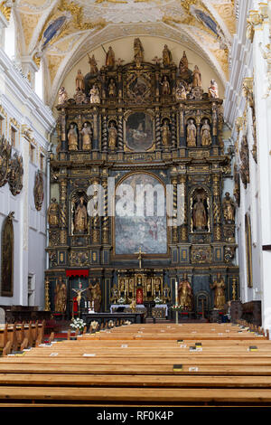 Trnava, Slowakei. 2018/4/12. Das retabel in der Hl. Johannes der Täufer Kathedrale von Trnava. Stockfoto