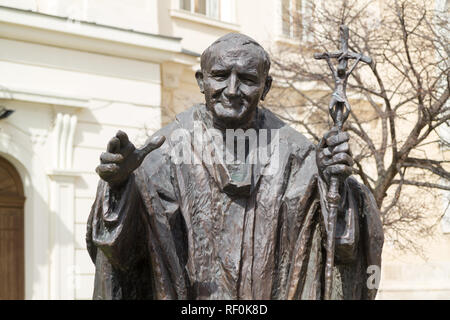 Trnava, Slowakei. 2018/4/12. Eine Statue des Heiligen Johannes Paul II. vor dem heiligen Johannes dem Täufer Kathedrale. Stockfoto