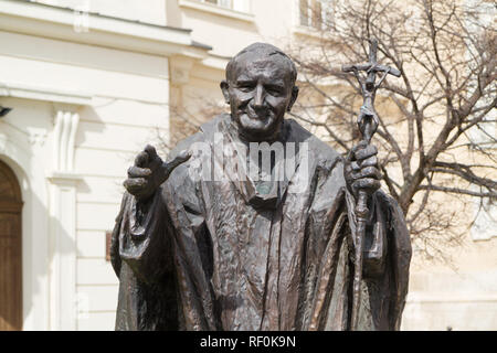 Trnava, Slowakei. 2018/4/12. Eine Statue des Heiligen Johannes Paul II. vor dem heiligen Johannes dem Täufer Kathedrale. Stockfoto