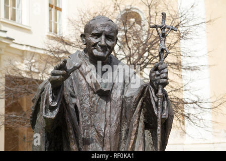 Trnava, Slowakei. 2018/4/12. Eine Statue des Heiligen Johannes Paul II. vor dem heiligen Johannes dem Täufer Kathedrale. Stockfoto