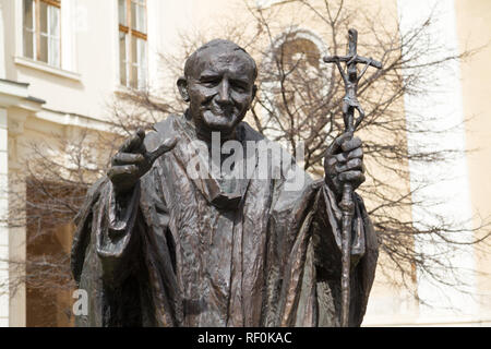 Trnava, Slowakei. 2018/4/12. Eine Statue des Heiligen Johannes Paul II. vor dem heiligen Johannes dem Täufer Kathedrale. Stockfoto