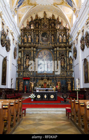 Trnava, Slowakei. 2018/4/12. Das retabel in der Hl. Johannes der Täufer Kathedrale von Trnava. Stockfoto