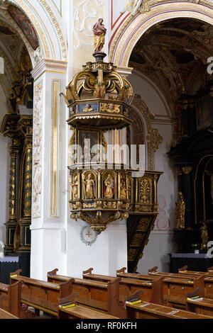 Trnava, Slowakei. 2018/4/12. Eine hoch dekorierte Ambo (Kanzel) mit Statuen von Heiligen in der Kathedrale von St. Johannes der Täufer. Stockfoto