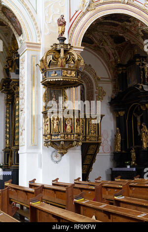 Trnava, Slowakei. 2018/4/12. Eine hoch dekorierte Ambo (Kanzel) mit Statuen von Heiligen in der Kathedrale von St. Johannes der Täufer. Stockfoto