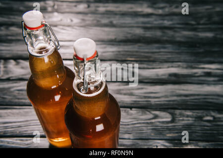 Studio Aufnahme fermentierter Tee in Glasflaschen mit Sonnenlicht Stockfoto