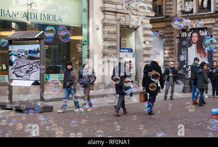 Mailand, Italien - Januar 19, 2018: Touristen zu Fuß auf der Straße von Mailand mit bunten Seifenblasen Stockfoto