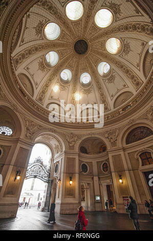 Wien, Österreich - 07 März, 2018: Blick in die Kuppel Kuppel der Hofburg in Wien Stockfoto