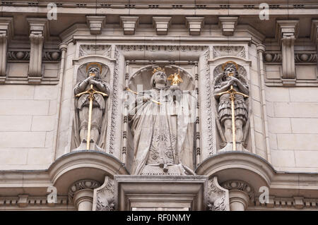 Statue von Queen Victoria über dem Eingang des Victoria & Albert Museum, London, England, Grossbritannien, Europa Stockfoto