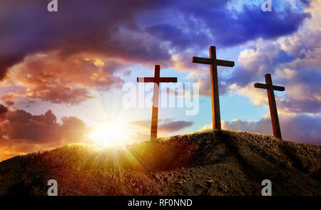 Die Kreuzigung Jesu Christi bei Sonnenaufgang - Drei Kreuze auf dem Hügel. Die Abbildung enthält 3D-Elemente. Stockfoto