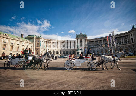 Wien, Österreich - 07 März, 2018: die Wiener Hofburg mit der Pferdekutsche Stockfoto