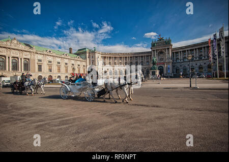 Wien, Österreich - 07 März, 2018: die Wiener Hofburg mit der Pferdekutsche Stockfoto