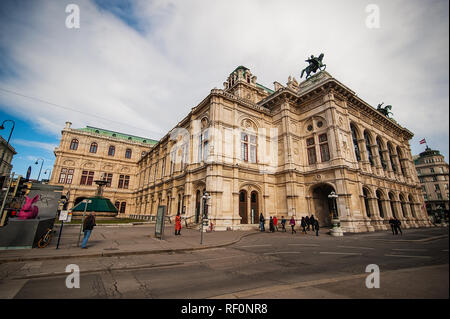 Wien, Österreich - 07 März, 2018: Wiener Staatsoper. Straße mit Menschen Stockfoto