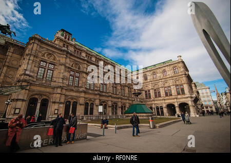 Wien, Österreich - 07 März, 2018: Wiener Staatsoper. Straße mit Menschen Stockfoto