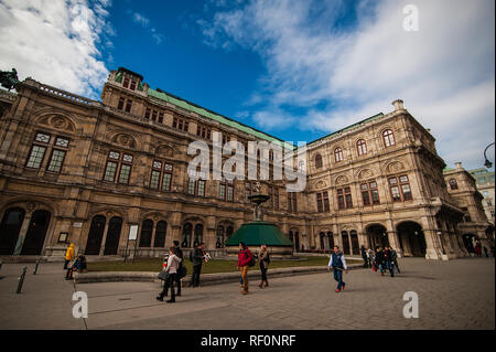 Wien, Österreich - 07 März, 2018: Wiener Staatsoper. Straße mit Menschen Stockfoto