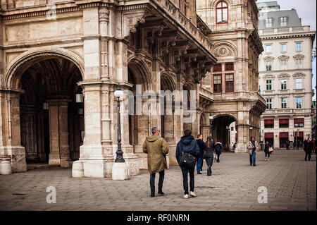 Wien, Österreich - 07 März, 2018: Wiener Staatsoper. Straße mit Menschen Stockfoto