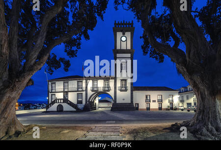 Ribeira Grande, Azoren, Portugal. Koloniale Gebäude der Stadt Halle leuchtet in der Dämmerung Stockfoto